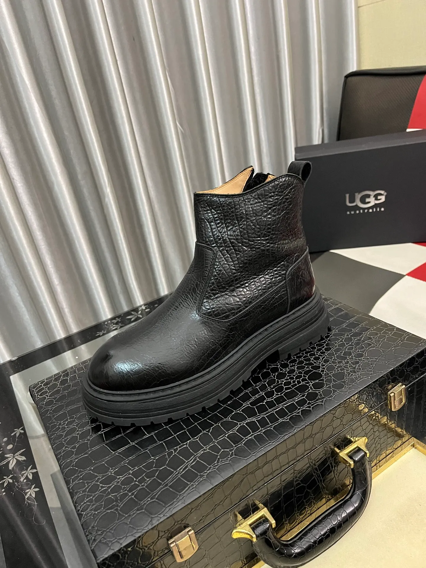 Ex-factory price: 680⌚️⌚️Thick wool imported from Australia Brand: UGG genuine purchasing agent Size: 39-44 (45 customized) Grade: Official website 1:1 Material: First layer of genuine leather waterproof and antifreeze upper Real wool lining Original non-slip and wear-resistant outsole Style category: Men's casual shoes Trendy style Comfortable on the feet Color: Official website color synchronization